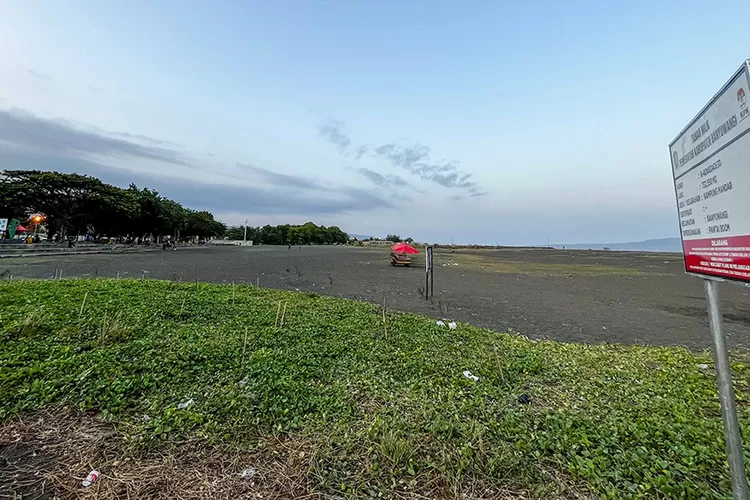 pemkab-banyuwangi-klaim-miliki-pantai-marina-boom,-bpkad-mulai-urus-sertifikat-dan-pasang-plang