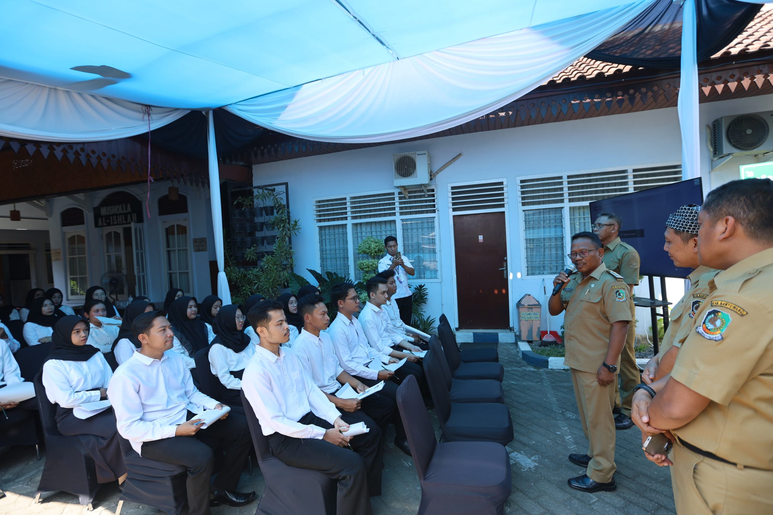 tinjau-ujian-skd-cpns-hari-terakhir,-sugirah-semangati-para-peserta