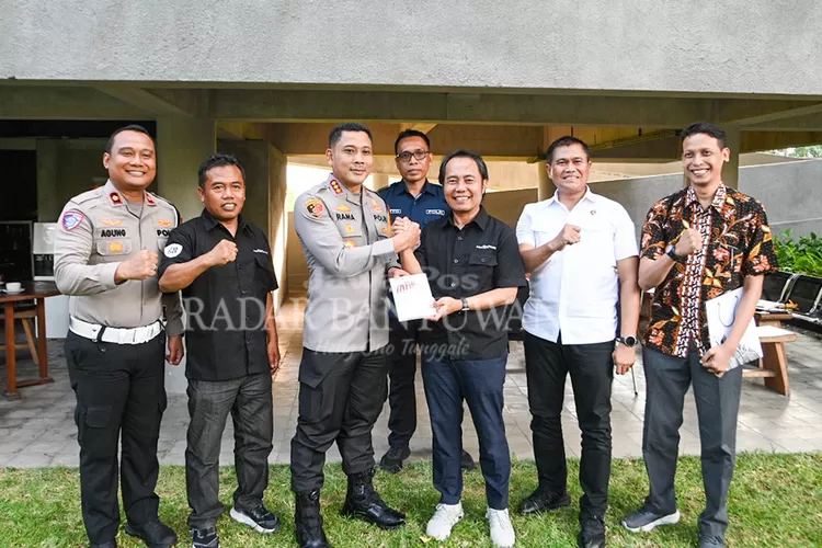 kunjungi-radar-banyuwangi,-kapolresta-dihadiahi-buku-menggahar-cintamani