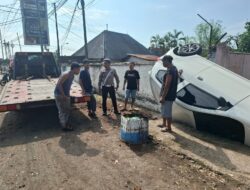 Salah Injak Gas, Mobil Hilang Kendali Tabrak Tembok dan Terguling di Canga’an Banyuwangi