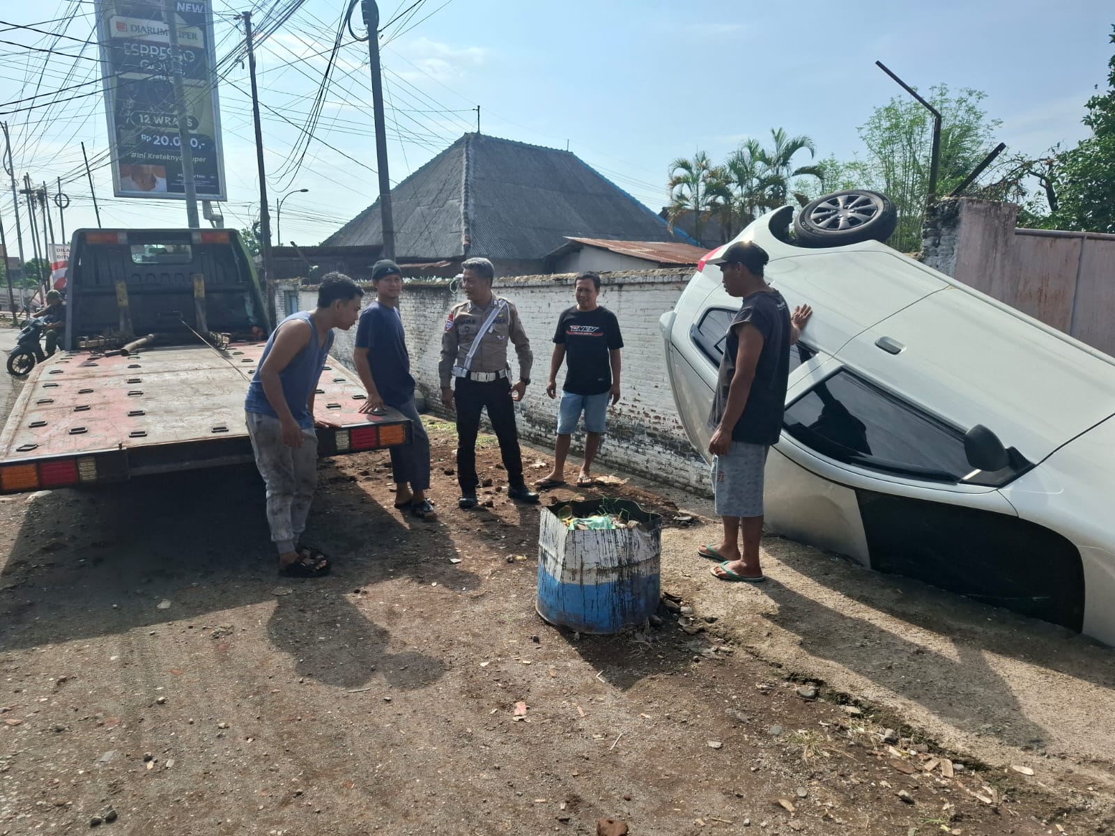 salah-injak-gas,-mobil-hilang-kendali-tabrak-tembok-dan-terguling-di-canga’an-banyuwangi