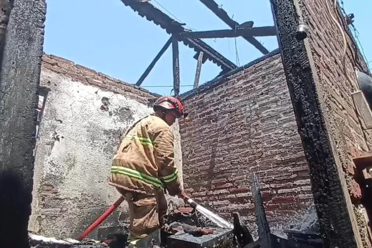 rumah-ludes-terbakar-di-genteng-banyuwangi,-kerugian-rp-100-juta-–-radar-banyuwangi