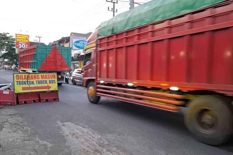 papan-larangan-mandul,-truk-besar-masuk-kota-genteng-banyuwangi