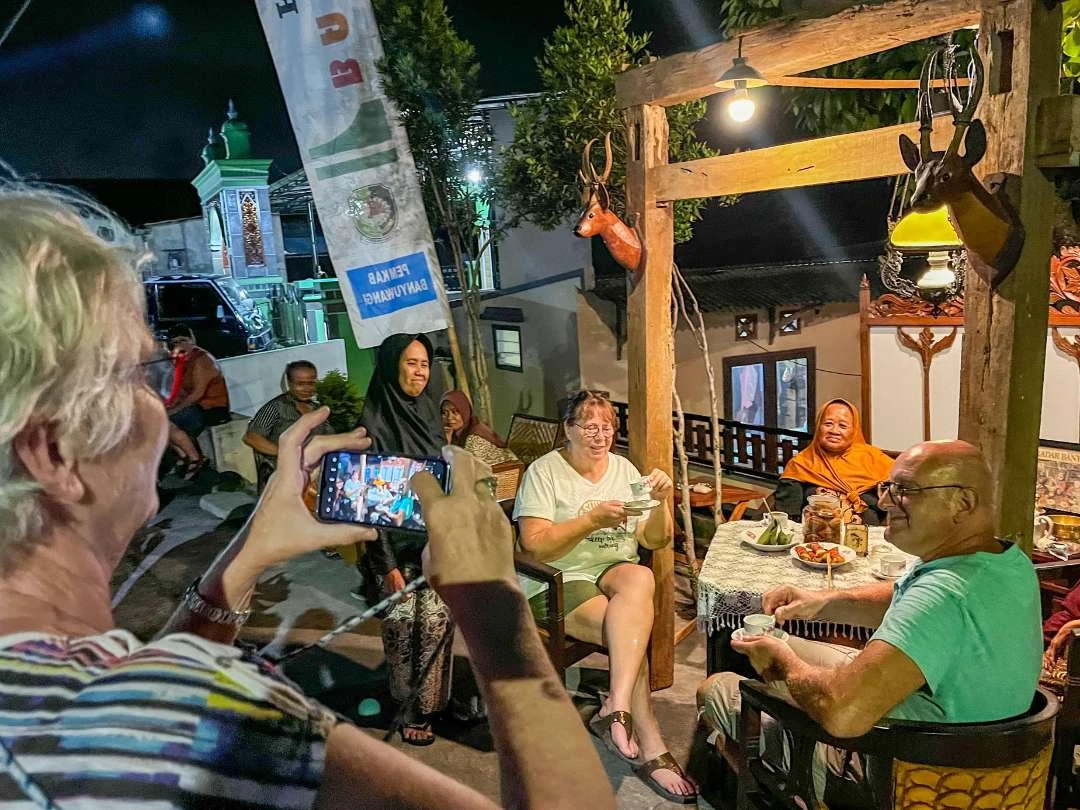 ribuan-orang-ngopi-bareng-dalam-festival-ngopi-sepuluh-ewu-di-desa-kemiren,-banyuwangi
