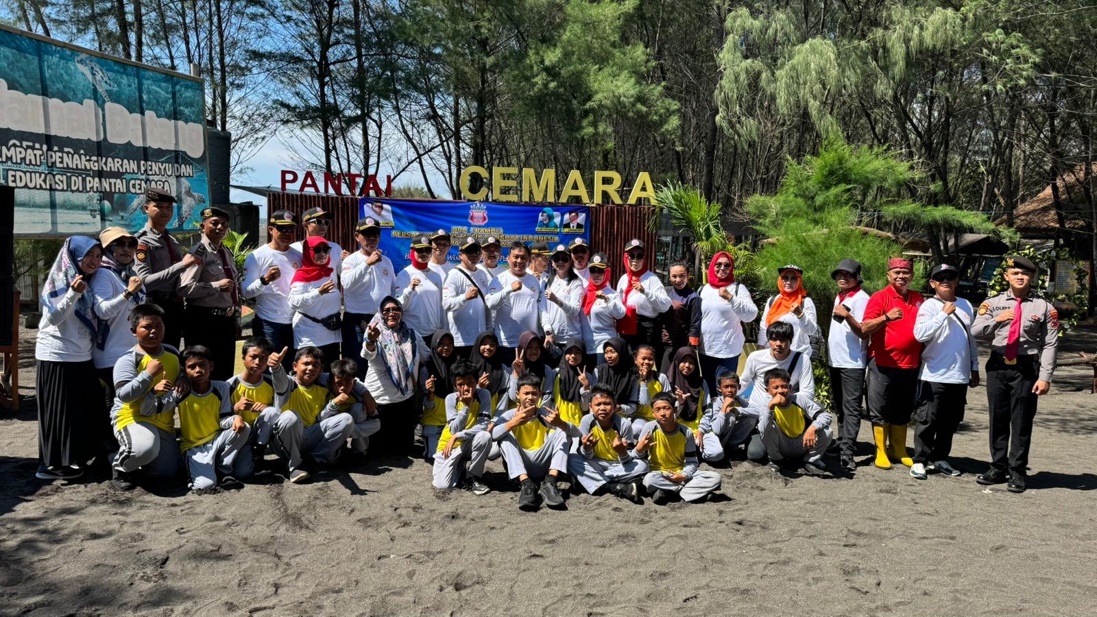 pamdi-banyuwangi-menggelar-bakti-sosial-rijiq-rijiq-destinasi-wisata-pantai-cemara