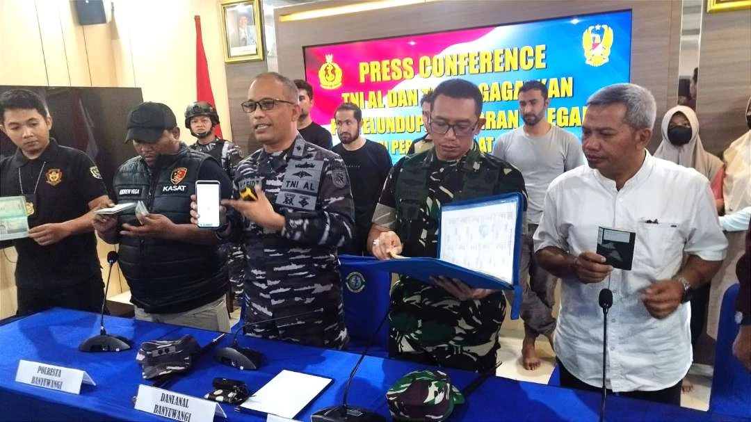 lanal-banyuwangi-amankan-16-wna-pakistan,-diduga-hendak-menuju-christmas-island