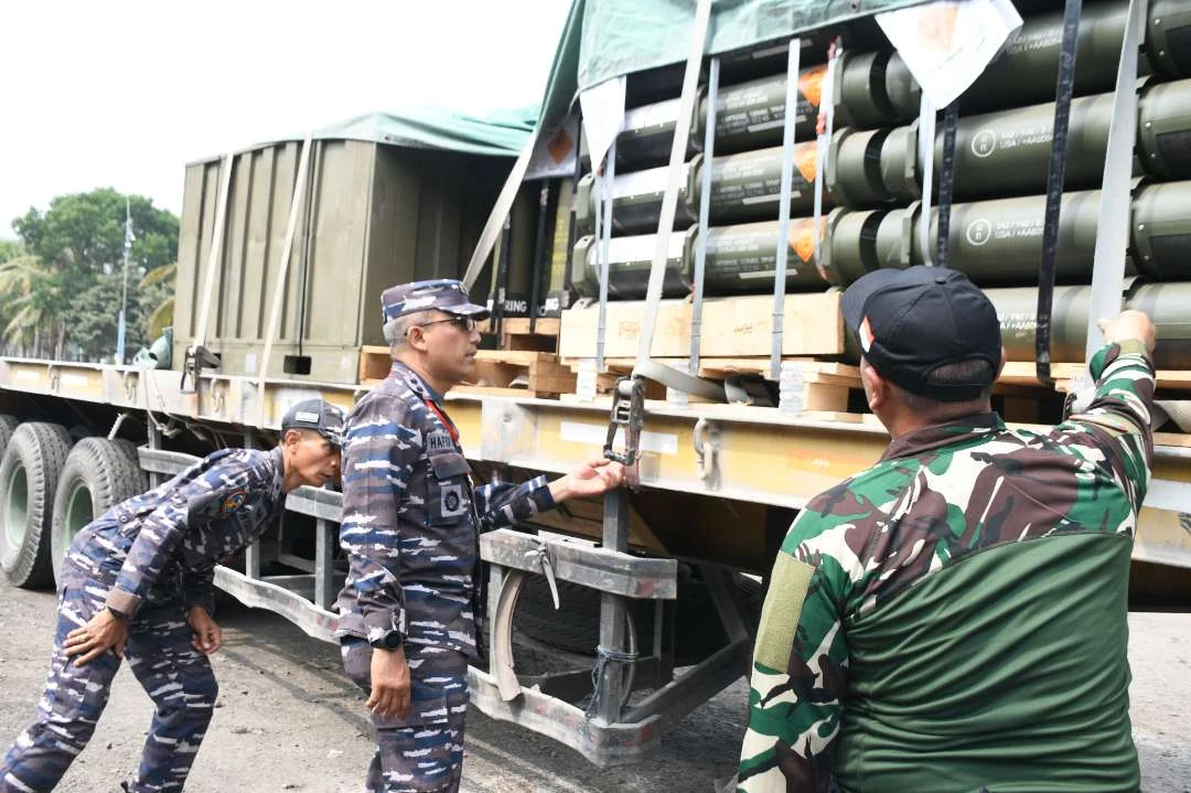 danlanal-banyuwangi-inspeksi-pengamanan-dan-proses-debarkasi-alutsista-tentara-australia
