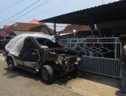 Mobil Isuzu Panther Hancur Ditabrak Sepur Sritanjung di JPL 88 di Lemahbang Kulon Banyuwangi