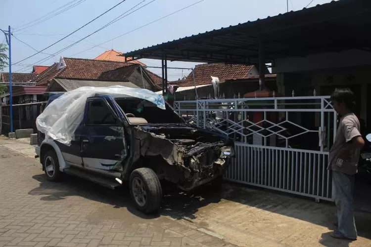 mobil-isuzu-panther-hancur-ditabrak-sepur-sritanjung-di-jpl-88-di-lemahbang-kulon-banyuwangi
