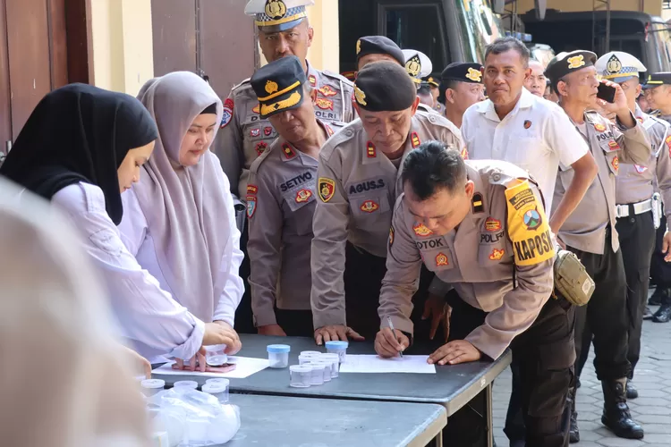 bintara-dan-perwira-polresta-banyuwangi-mendadak-dites-urine,-hasilnya-sungguh-mengejutkan