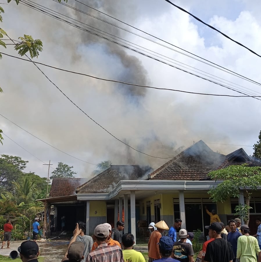 rumah-di-muncar-terbakar-saat-pemilik-tidak-di-tempat,-kerugian-mencapai-ratusan-juta-rupiah