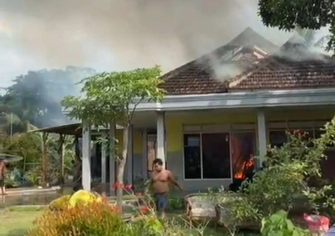 rumah-seniman-kebakaran,-barang-barang-seni,-perabot-hingga-motor-hangus