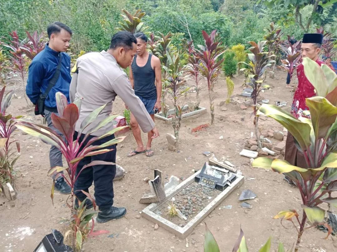puluhan-makam-di-banyuwangi-dirusak-orang-tak-dikenal,-batu-nisan-berserakan