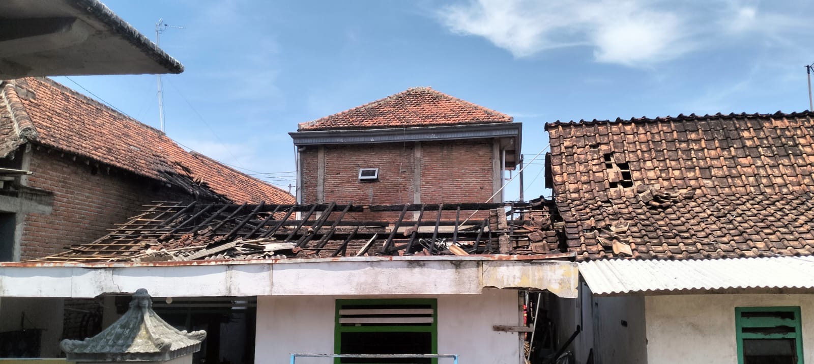 diduga-konsleting-listrik,-rumah-warga-di-kecamatan-srono-dilahap-si-jago-merah