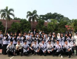 SMPN 2 Rogojampi menjadikan momen HGN Petugas Upacara oleh Guru