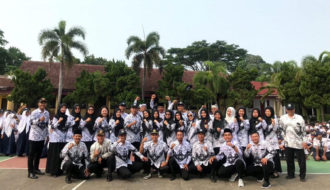 smpn-2-rogojampi-menjadikan-momen-hgn-petugas-upacara-oleh-guru