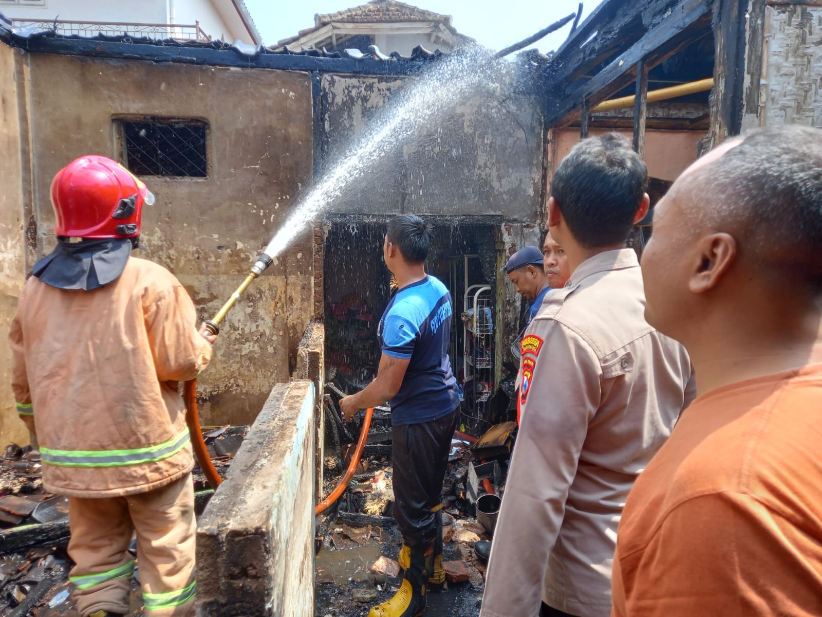 rumah-di-genteng-banyuwangi-hangus-terbakar,-korsleting-diduga-penyebab-utama