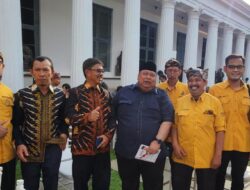 Fadli Zon menerima Sertifikat Kurator Keris dari Badan Nasional Sertifikasi Profesi