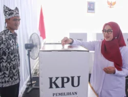 Calon Petahana Pilkada Banyuwangi Ipuk Fiestiandani Nyoblos di Desa Karangdoro