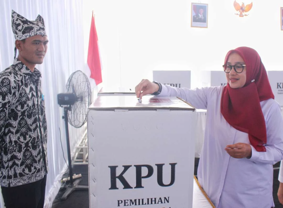 calon-petahana-pilkada-banyuwangi-ipuk-fiestiandani-nyoblos-di-desa-karangdoro