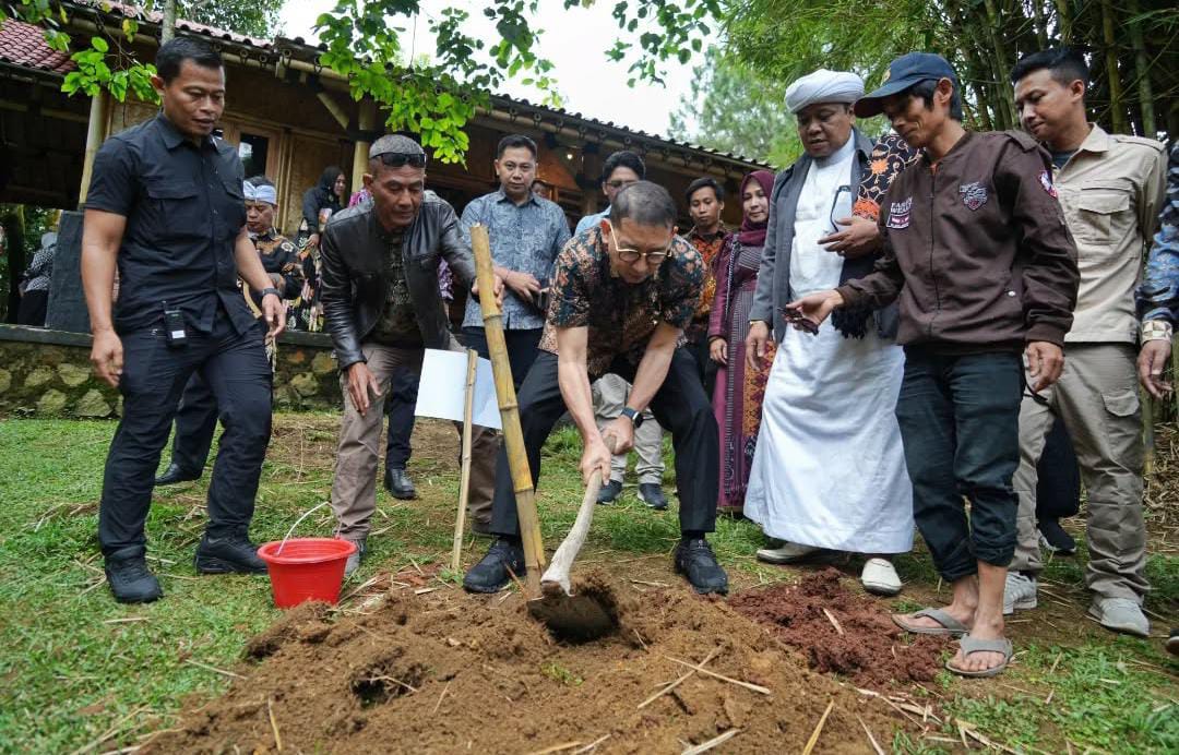 menteri-kebudayaan-fadli-zon-memimpin-aksi-penanaman-bambu