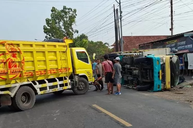 dump-truck,-mobil-brio,-dan-motor-tabrakan-di-sukonatar-banyuwangi-–-radar-banyuwangi