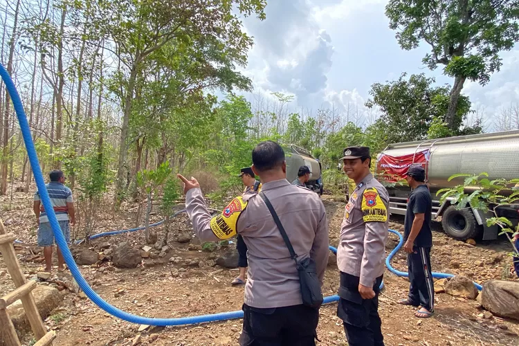 polresta-banyuwangi-salurkan-air-bersih-kepada-warga-terdampak-kemarau-panjang