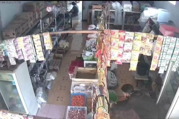 aksi-pencurian-terekam-cctv,-kerugian-rp-5,5-juta-dan-pelaku-kabur-menggunan-sepeda-listrik