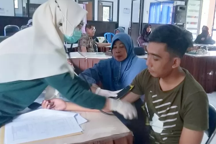 calon-haji-kbihu-sabilillah-banyuwangi-ikut-rangkaian-pemeriksaan-kesehatan