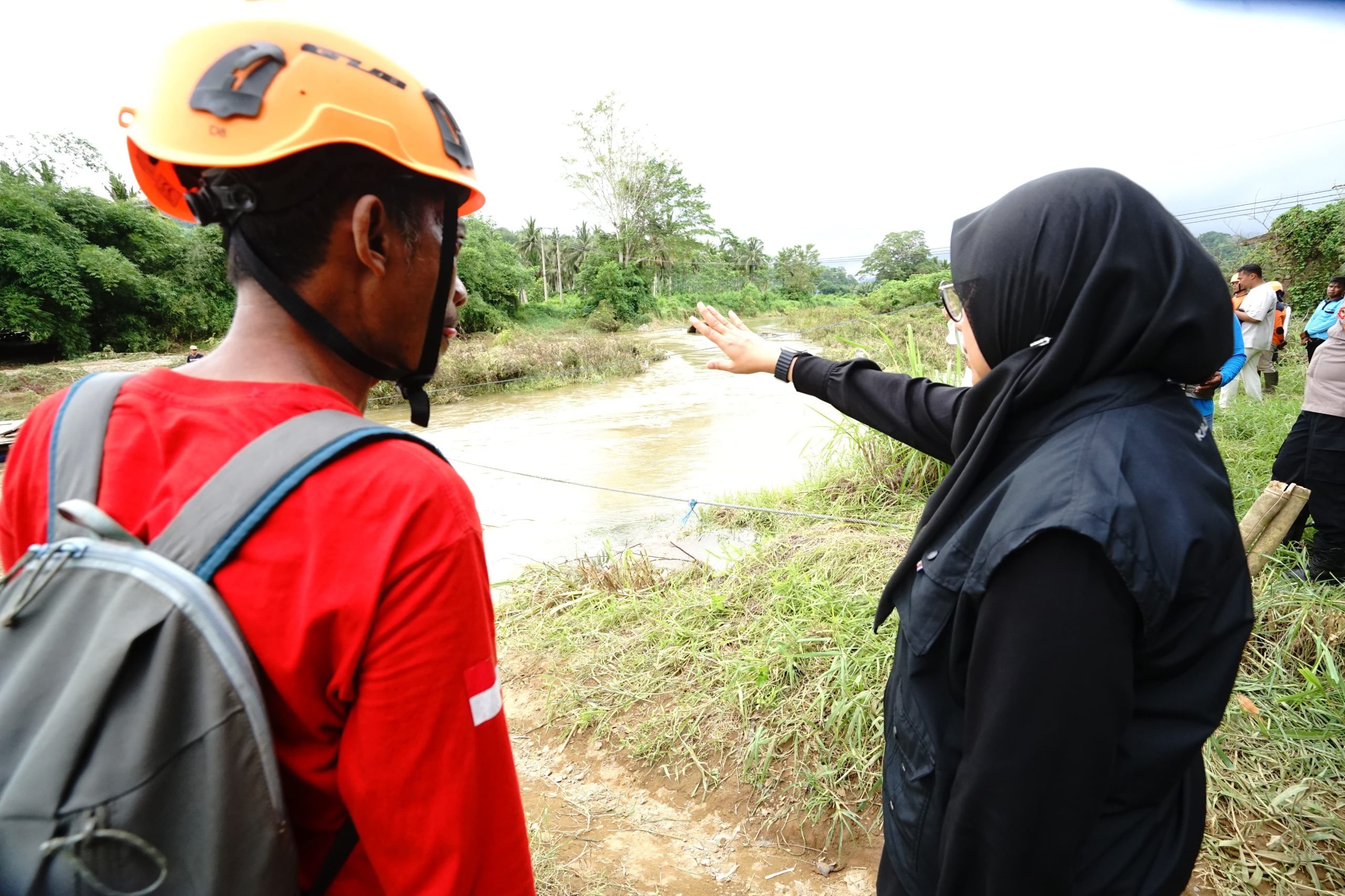 tinjau-banjir-sukamade,-bupati-ipuk-pastikan-ketersedian-logistik-warga-terdampak
