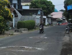 Sudah Belasan Tahun, Jalan di Dekat Ponpes Al Azhar Muncar Banyuwangi Dibiarkan Berlubang