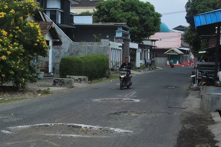sudah-belasan-tahun,-jalan-di-dekat-ponpes-al-azhar-muncar-banyuwangi-dibiarkan-berlubang