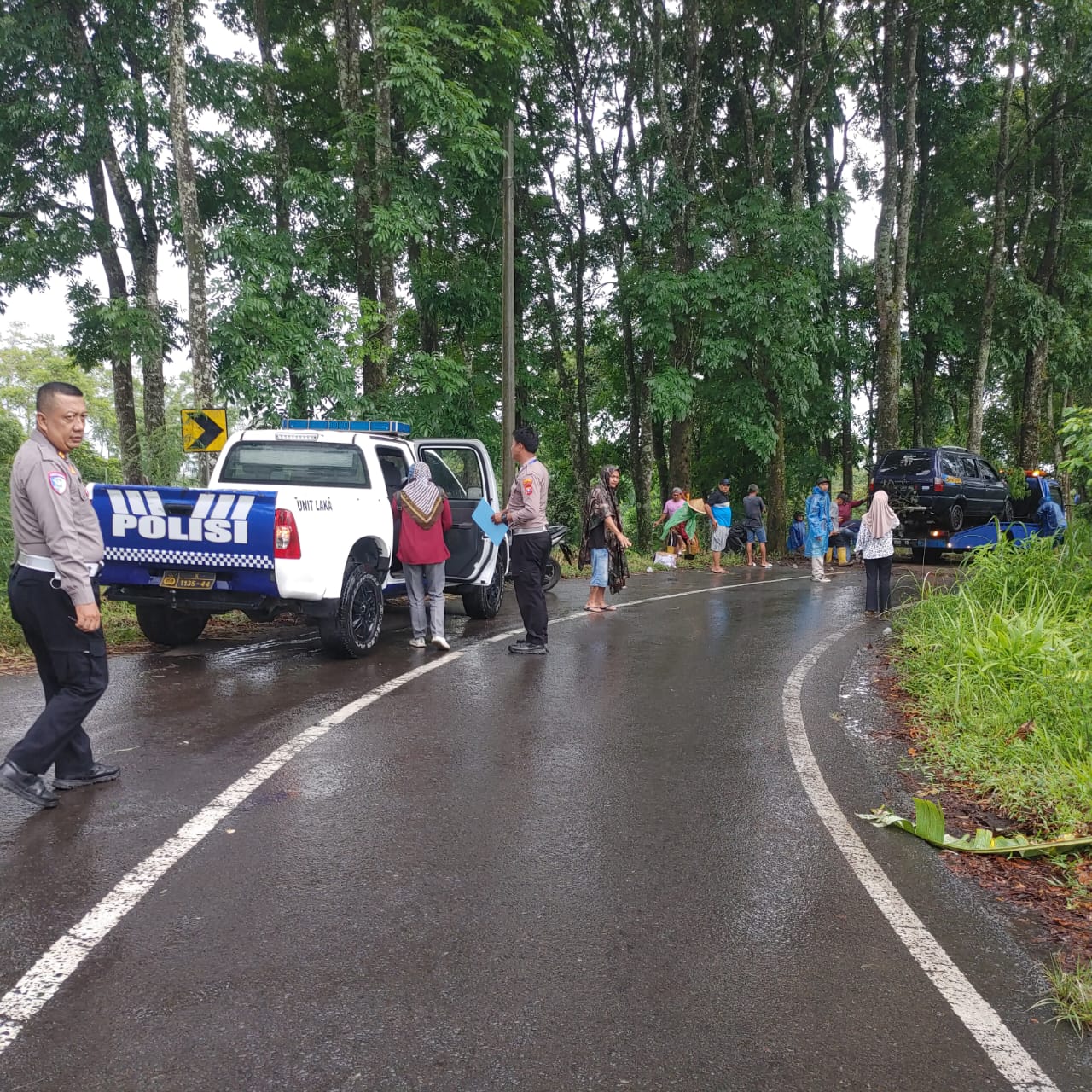 kecelakaan-tunggal-di-jalur-ijen,-pengemudi-tewas-terhimpit-body-mobil