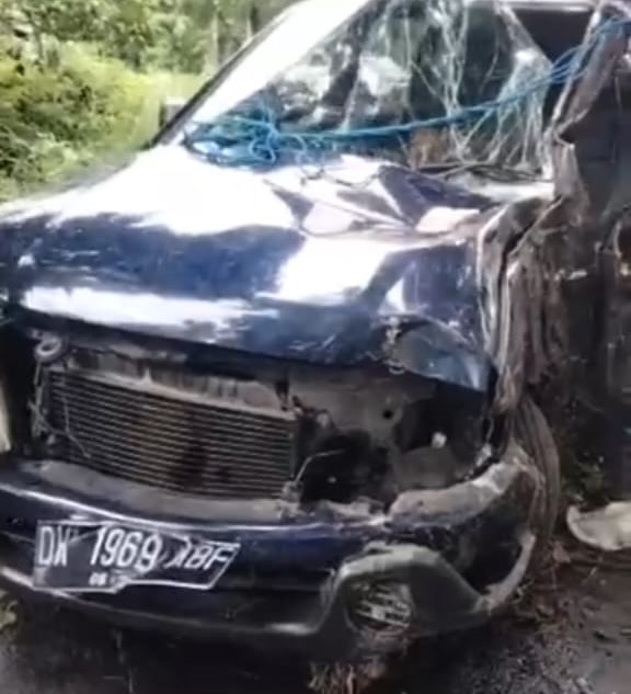 rem-blong,-mobil-isuzu-panther-tabrak-pohon:-dua-tewas,-tiga-luka-berat