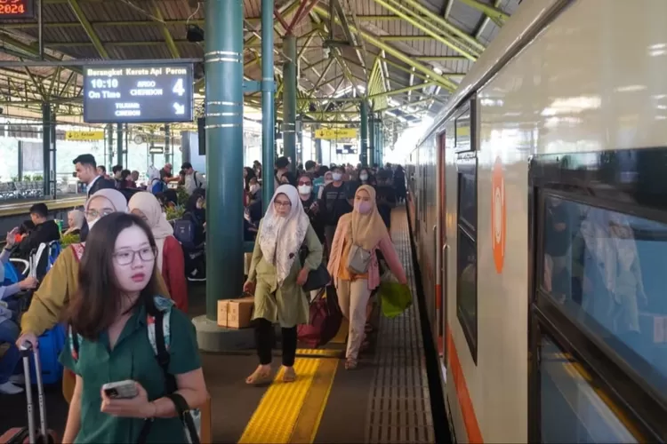 10-perjalanan-ka-berhenti-di-stasiun-jatinegara-senin-besok,-antisipasi-aksi-massa-reuni-212