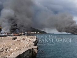 Breaking News: 2 Kapal Nelayan Terbakar di Dekat Hotel Baru 2 Beach Ketapang Banyuwangi