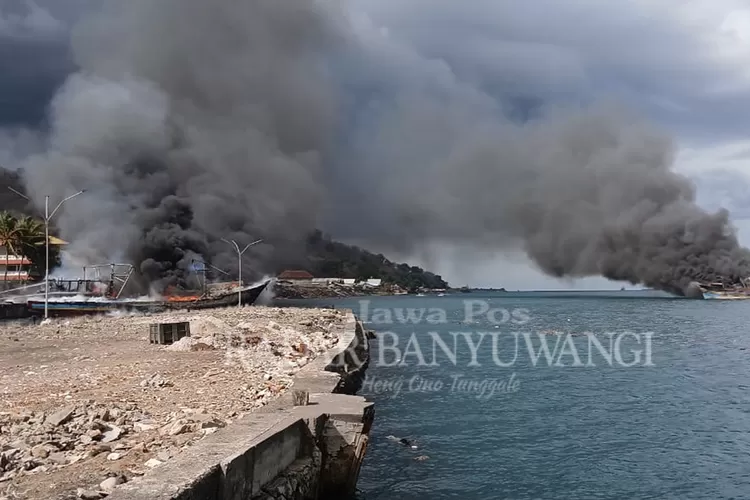 breaking-news:-2-kapal-nelayan-terbakar-di-dekat-hotel-baru-2-beach-ketapang-banyuwangi