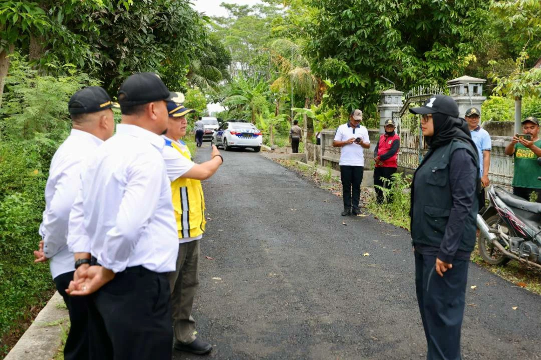 bupati-ipuk-cek-pembangunan-ruas-jalan-banyuwangi,-tuntas-akhir-tahun