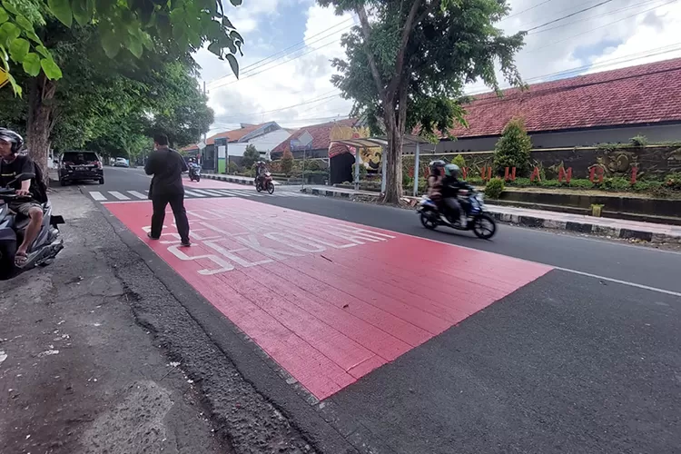 dishub-banyuwangi-pasang-markah-zoss-di-depan-3-sekolah,-begini-bentuknya-–-radar-banyuwangi