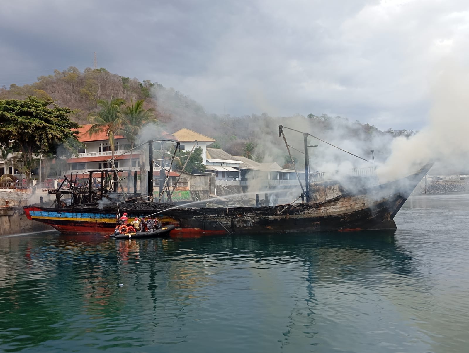 dua-kapal-terbakar-di-pelabuhan-masami-banyuwangi,-kerugian-capai-20-miliar-rupiah