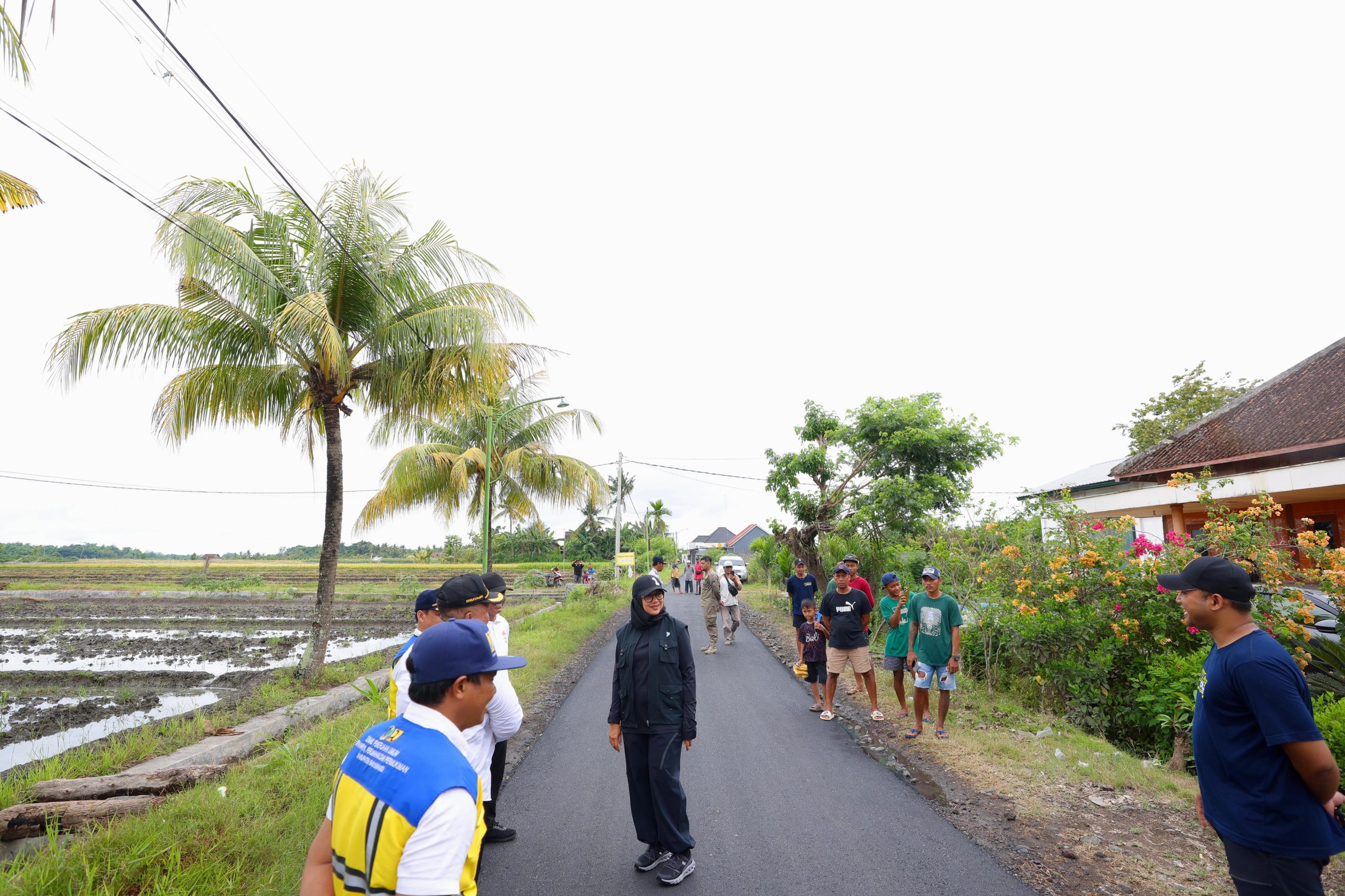 100-ruas-jalan-dibangun-dan-diperbaiki-di-muncar,-bu-ipuk-tinjau-progres-pembangunannya