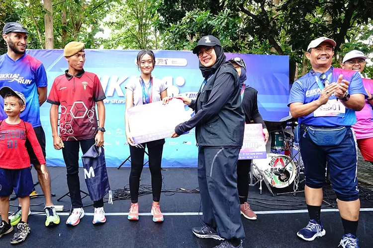 diguyur-hujan,-ratusan-pelari-tetap-semangat-ikuti-fikkia-run-2024