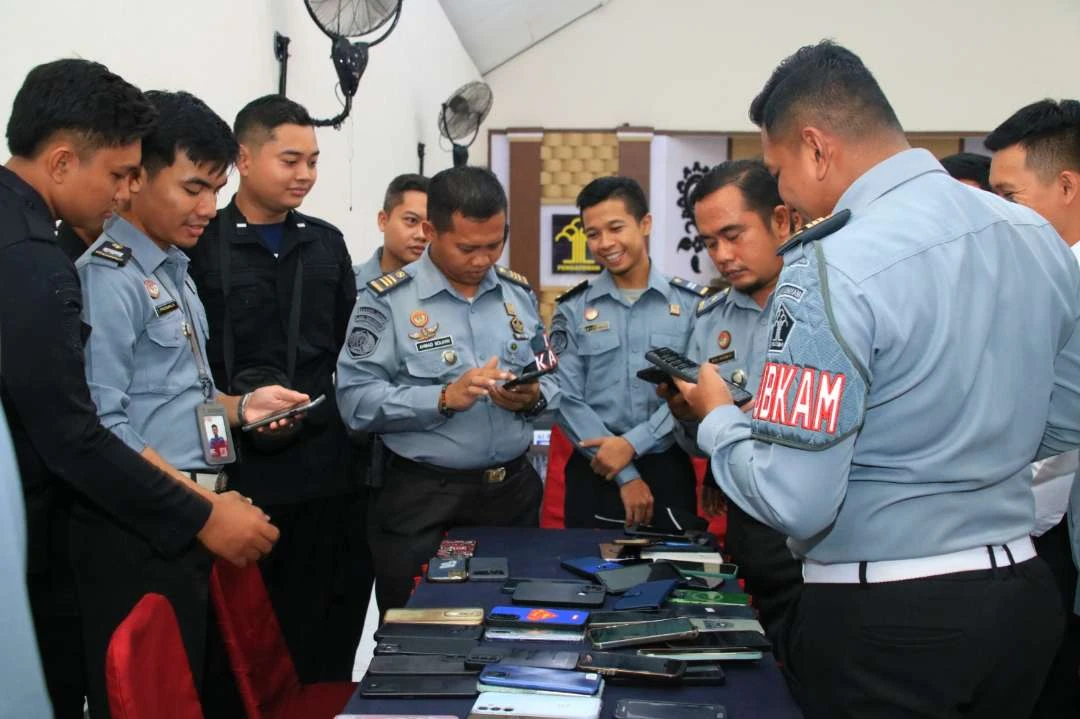 pastikan-tidak-terlibat-judi-online,-ponsel-pegawai-lapas-banyuwangi-disidak