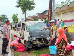 Pecah Ban, Mobil Pick Up Bermuatan Bawang Merah Terguling di Glenmore
