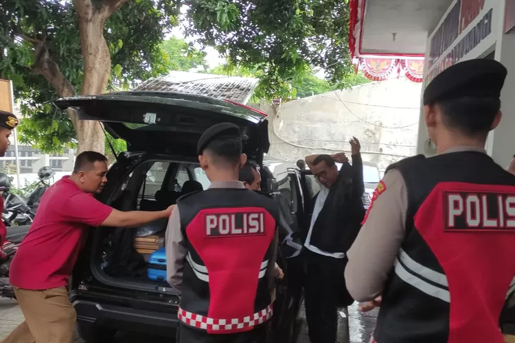 polresta-kawal-ketat-pengiriman-hasil-penghitungan-suara-pilgub-ke-kpu-jatim