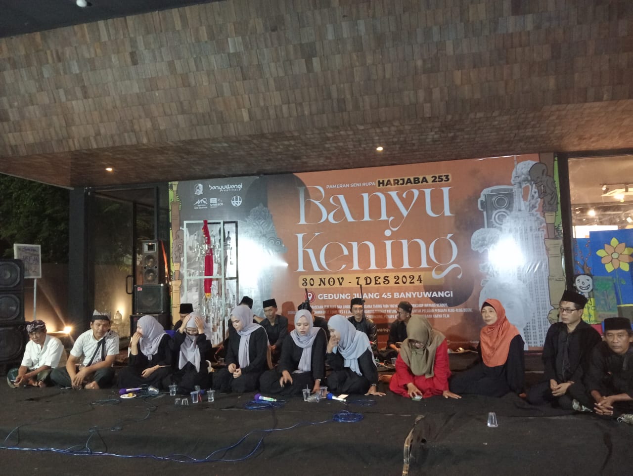 pengunjung-disuguhi-alunan-syahdu-shalawat-pada-hari-keenam-pameran-seni-rupa-“banyu-kening”
