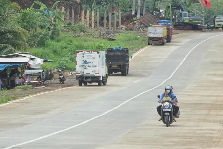 satpol-pp-minta-warung-di-jalur-lingkar-yang-melintasi-terminal-wiroguno-desa-setail-pindah
