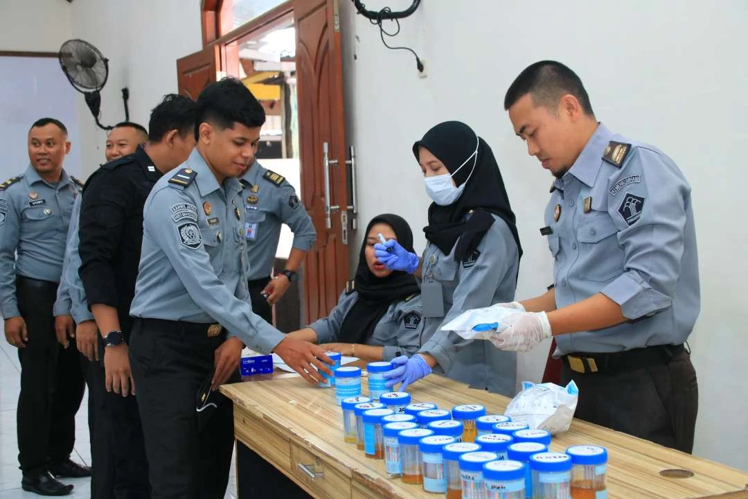 deteksi-penyalahgunaan-narkoba,-pegawai-lapas-jalani-tes-urine