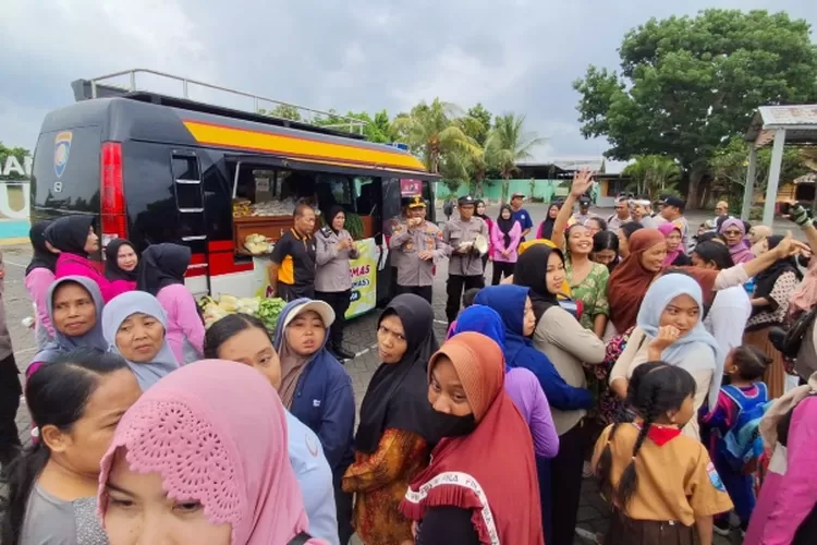 selalu-dapat-sayur-mayur-segar,-emak-emak-terbantu-program-mobil-sayur-polresta-banyuwangi
