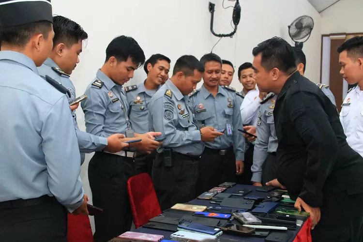 antisipasi-judol,-ponsel-pegawai-lapas-banyuwangi-ikut-disidak-–-radar-banyuwangi